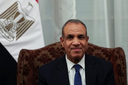 وزير الخارجية المصري يصل بغداد