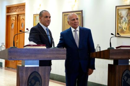 وزير الخارجية المصري يصل بغداد