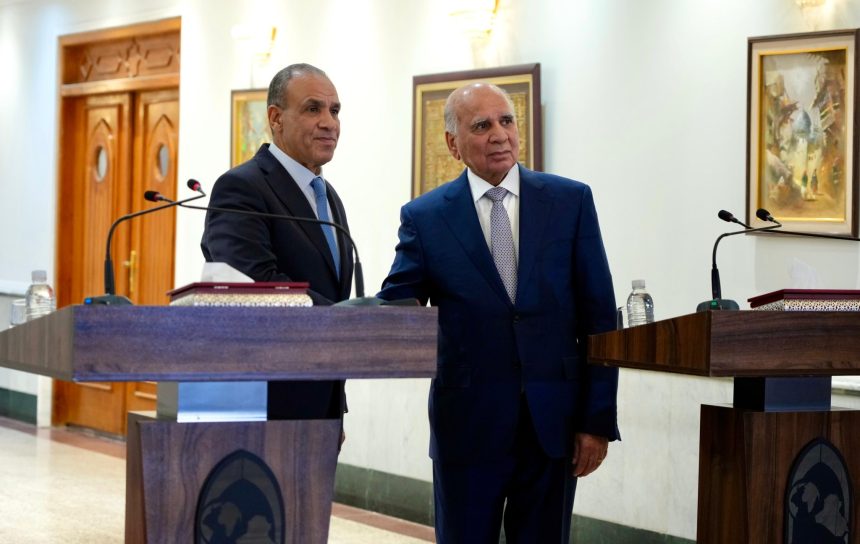 وزير الخارجية المصري يصل بغداد