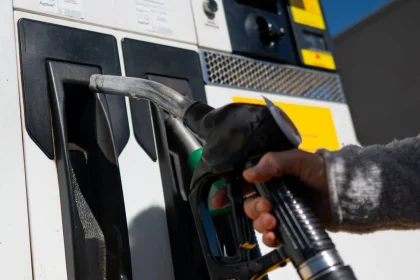 خلية الإعلام الأمني تنفي وجود شحة في مادة البنزين أو نية لرفع أسعاره