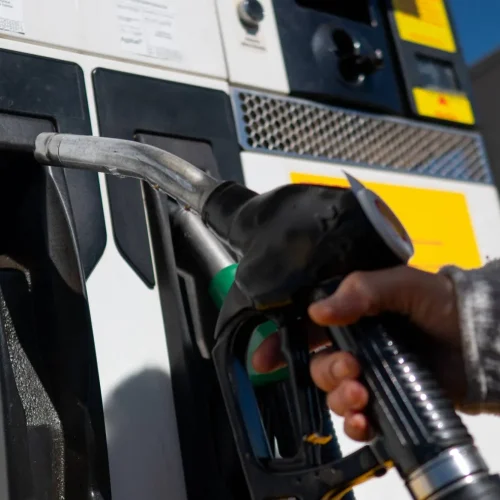 خلية الإعلام الأمني تنفي وجود شحة في مادة البنزين أو نية لرفع أسعاره