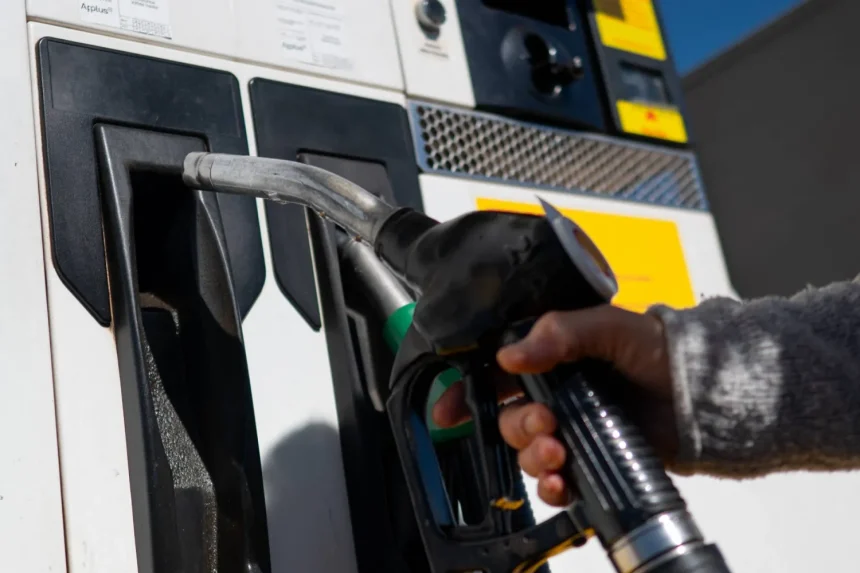 خلية الإعلام الأمني تنفي وجود شحة في مادة البنزين أو نية لرفع أسعاره