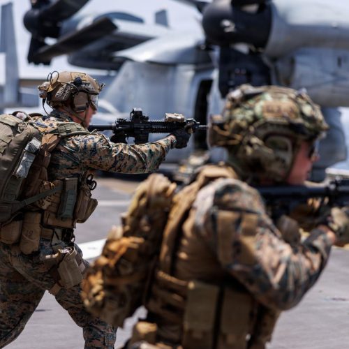 آلاف البحّارة والمشاة.. تعزيزات عسكرية أميركية إلى الشرق الأوسط