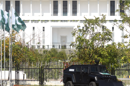 التلفزيون الإيراني: الوفد الإيراني بقيادة رئيس البرلمان يصل إلى إسلام آباد لإجراء مفاوضات مع الجانب الأمريكي