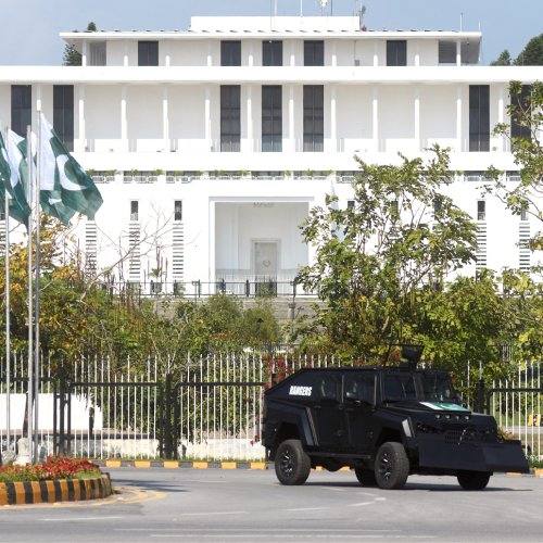 التلفزيون الإيراني: الوفد الإيراني بقيادة رئيس البرلمان يصل إلى إسلام آباد لإجراء مفاوضات مع الجانب الأمريكي