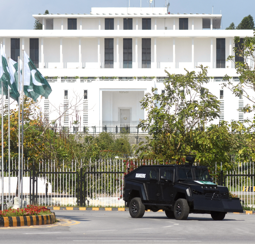 التلفزيون الإيراني: الوفد الإيراني بقيادة رئيس البرلمان يصل إلى إسلام آباد لإجراء مفاوضات مع الجانب الأمريكي