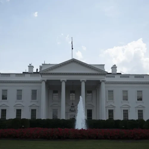 البيت الأبيض: لا صحة للتقارير بشأن الموافقة على رفع التجميد عن الأصول الإيرانية المجمدة في بنوك أجنبية