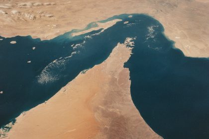 مستشار المرشد الإيراني: نمتلك مفاتيح مضيق هرمز وسندافع عن شعبنا