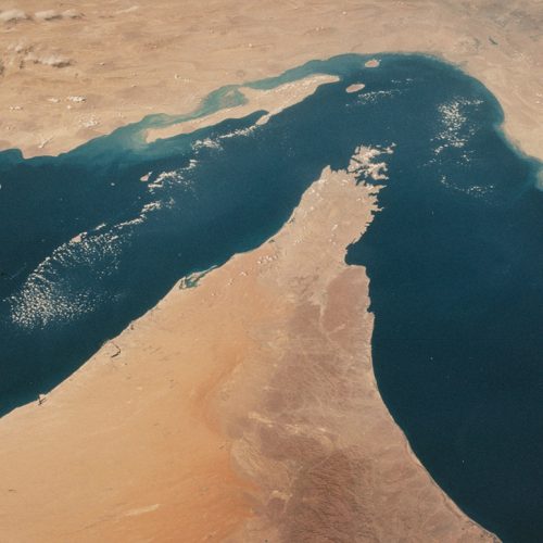 مستشار المرشد الإيراني: نمتلك مفاتيح مضيق هرمز وسندافع عن شعبنا