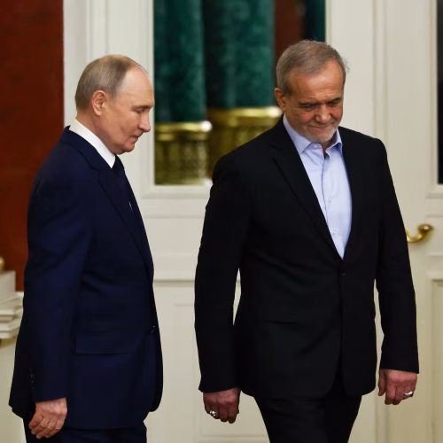 بوتين يؤكد لبزشكيان استعداد روسيا للمساهمة بإيجاد حل سياسي ودبلوماسي لأزمة إيران