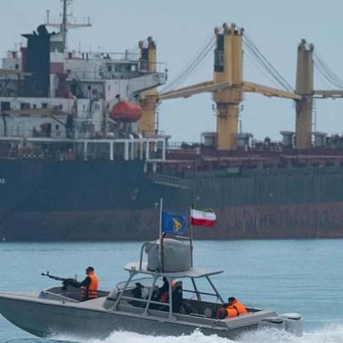 رويترز: ناقلتان مرتبطتان بإيران تغادران مياه الخليج عبر مضيق هرمز