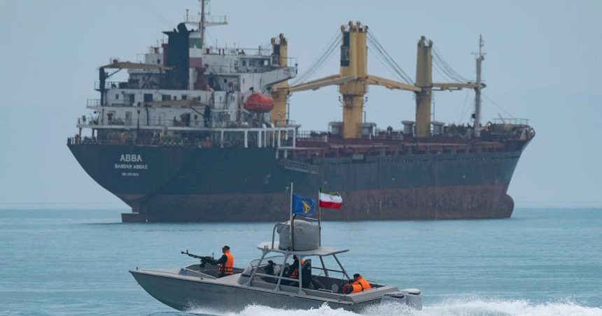 رويترز: ناقلتان مرتبطتان بإيران تغادران مياه الخليج عبر مضيق هرمز