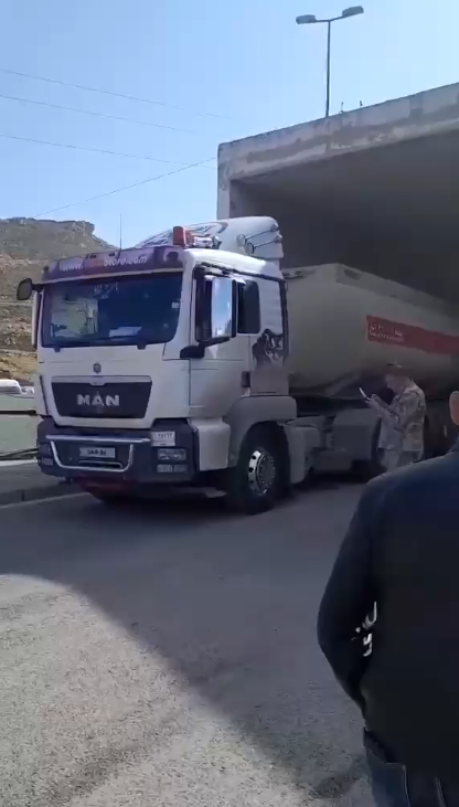 وصول قافلة مساعدات عراقية مكونة من 26 صهريج محروقات إلى لبنان