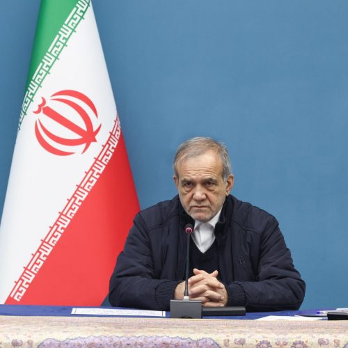 بزشكيان يؤكد لماكرون استعداد إيران للحوار ضمن الأطر القانونية