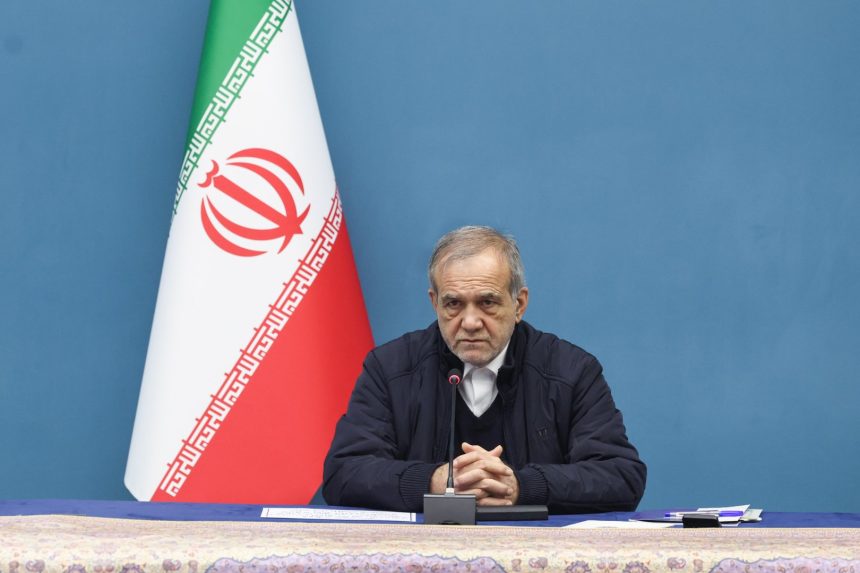 بزشكيان يؤكد لماكرون استعداد إيران للحوار ضمن الأطر القانونية