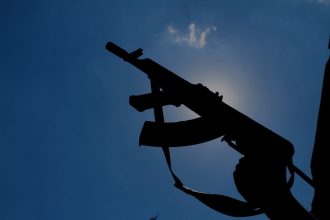 مقتل منتسب أمني وإصابة أحد أفراد عائلته بهجوم مسلح داخل منزله في مدينة الصدر شرقي بغداد