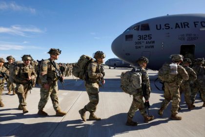 البنتاجون يرسل آلاف الجنود الإضافيين إلى الشرق الأوسط مع تصعيد ترامب لضغوطه على إيران