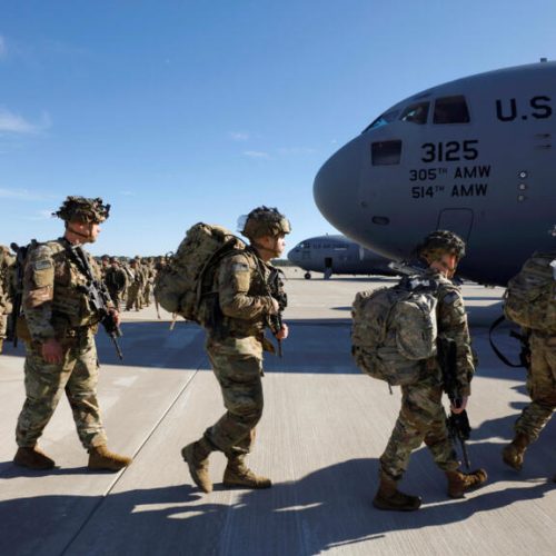 البنتاجون يرسل آلاف الجنود الإضافيين إلى الشرق الأوسط مع تصعيد ترامب لضغوطه على إيران