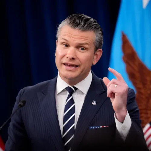 ‏وزير الحرب الأميركي: نواصل الحصار المفروض على إيران وجاهزون لمواصلة العملية العسكرية