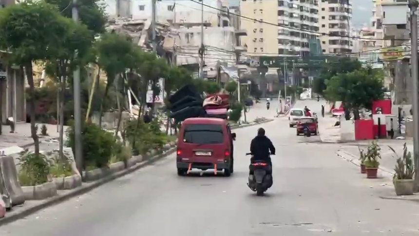 لبنان.. عشرات آلاف النازحين يعودون للجنوب والضاحية مع بدء الهدنة