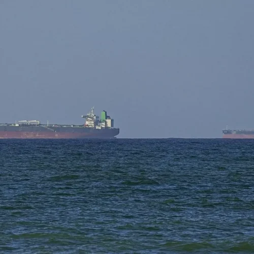 لأول مرة منذ الحصار الأمريكي.. ناقلات إيرانية تغادر عبر هرمز