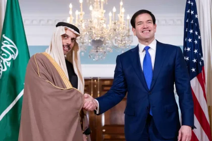 وزيرا خارجية السعودية والولايات المتحدة يبحثان ضمان استدامة الملاحة في مضيق هرمز