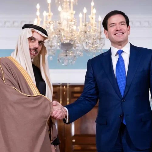 وزيرا خارجية السعودية والولايات المتحدة يبحثان ضمان استدامة الملاحة في مضيق هرمز