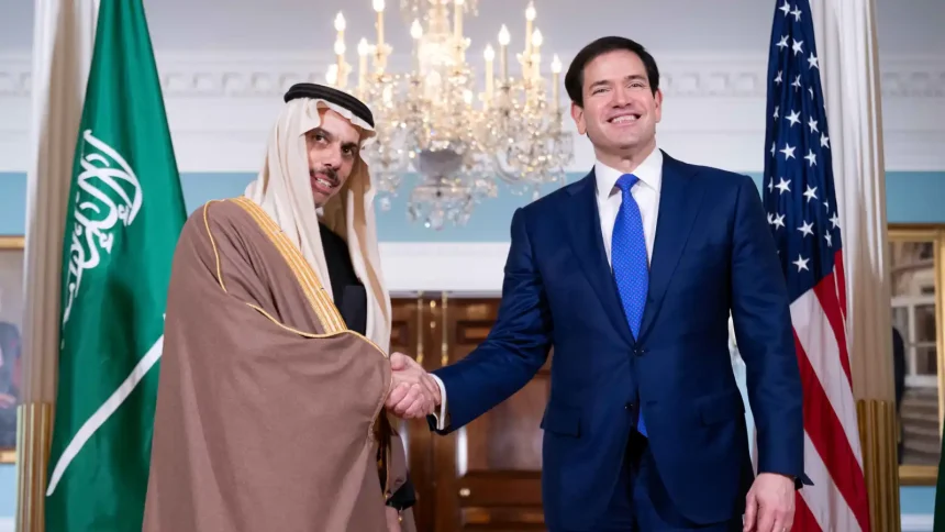 وزيرا خارجية السعودية والولايات المتحدة يبحثان ضمان استدامة الملاحة في مضيق هرمز