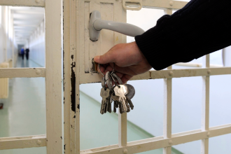 هرب خلال نقله لمركز أمني.. اعتقال متهم بالمخدرات بعد إصابته في منطقة السيدية ببغداد