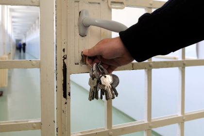 هرب خلال نقله لمركز أمني.. اعتقال متهم بالمخدرات بعد إصابته في منطقة السيدية ببغداد