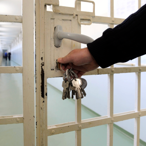 هرب خلال نقله لمركز أمني.. اعتقال متهم بالمخدرات بعد إصابته في منطقة السيدية ببغداد