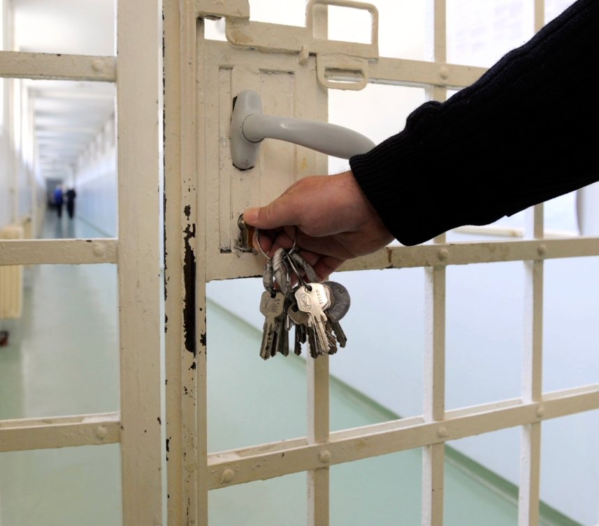 هرب خلال نقله لمركز أمني.. اعتقال متهم بالمخدرات بعد إصابته في منطقة السيدية ببغداد