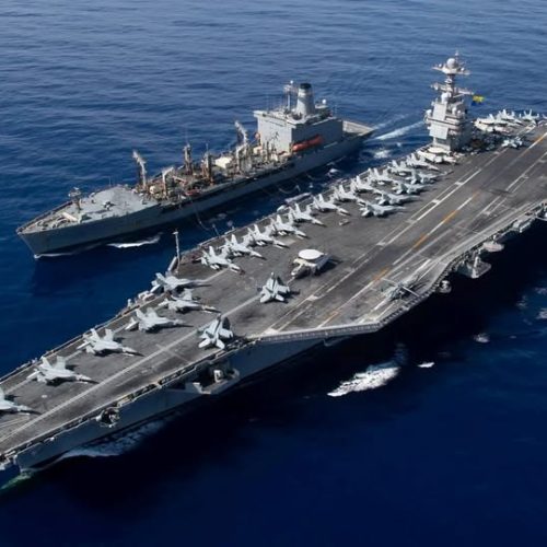 أسوشيتد برس: حاملة الطائرات الأمريكية فورد دخلت البحر الأحمر برفقة مدمرتين