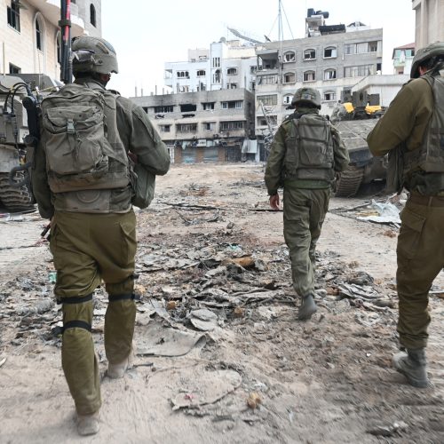 إعلام عبري: مقتل جندي إسرائيلي وإصابة 5 آخرين بعد تفجير عبوة ناسفة في جنوب لبنان يوم أمس