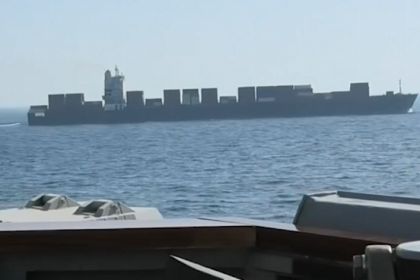 الجيش الأميركي ينشر لقطات لعملية سيطرة المارينز على سفينة ترفع العلم الإيراني