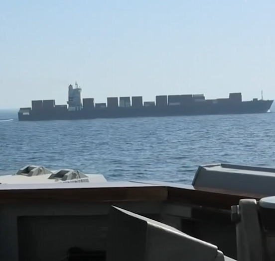 الجيش الأميركي ينشر لقطات لعملية سيطرة المارينز على سفينة ترفع العلم الإيراني