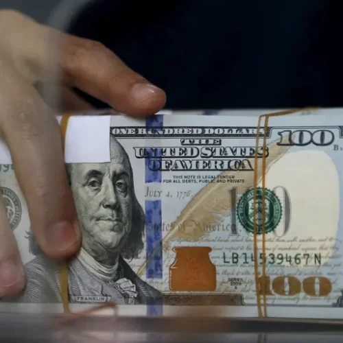 الحكومة بشأن إيقاف شحنات الدولار من أمريكا: يتعلق بجزئية محدودة بنحو 5% وسببه توقف الرحلات الجوية