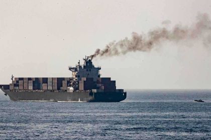 إيران تعلن تعرض سفينة تحمل مستلزمات طبية لهجوم أمريكي في بحر عُمان