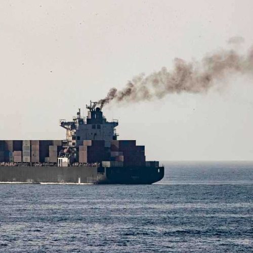 إيران تعلن تعرض سفينة تحمل مستلزمات طبية لهجوم أمريكي في بحر عُمان