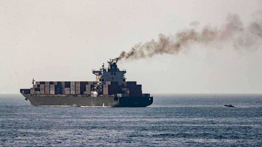 إيران تعلن تعرض سفينة تحمل مستلزمات طبية لهجوم أمريكي في بحر عُمان