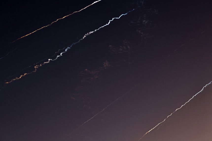 اعلام ايراني: الدفاعات الجوية تتصدى لأهداف معادية في طهران