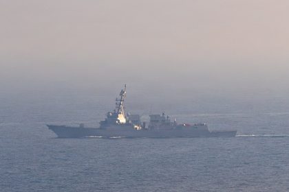 بلومبرغ: إيران تواصل تحميل النفط على الناقلات رغم الحصار الأمريكي على مضيق هرمز