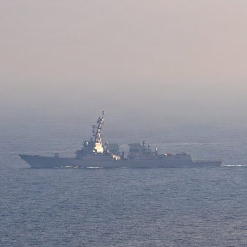 بلومبرغ: إيران تواصل تحميل النفط على الناقلات رغم الحصار الأمريكي على مضيق هرمز