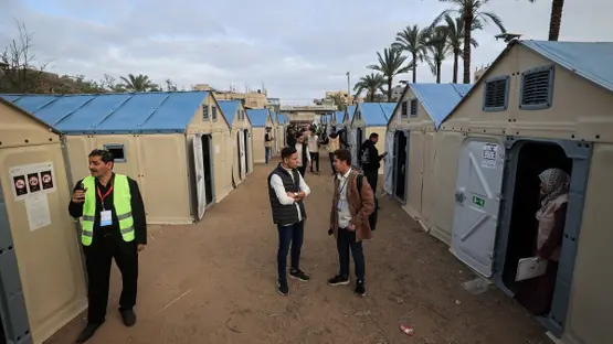 الفلسطينيون يصوتون في انتخابات بلدية وسط إحباط ومنافسة محدودة