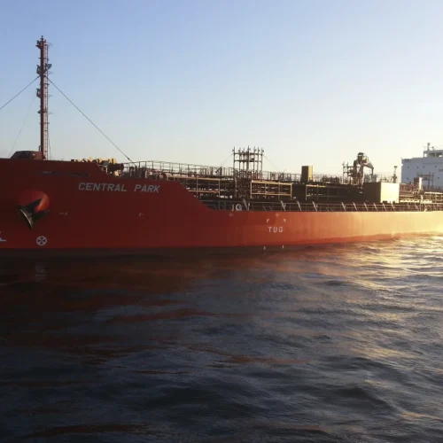 مسلحون يحتجزون ناقلة نفط قبالة الصومال