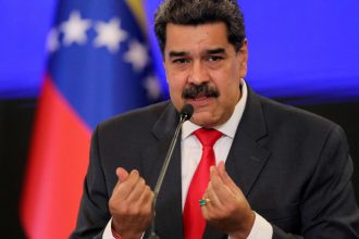 واشنطن تسمح لمادورو باستخدام أموال فنزويلية للدفاع عن نفسه
