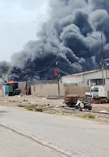 فرق الدفاع المدني تكافح حريقاً في معمل ومحال تجارية لبيع الإسفنج ببغداد