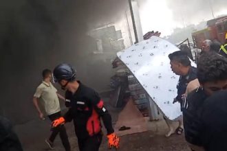 الدفاع المدني يسيطر على حريق مجمع للإسفنج بساحة عدن وينقذ أربعة عمال