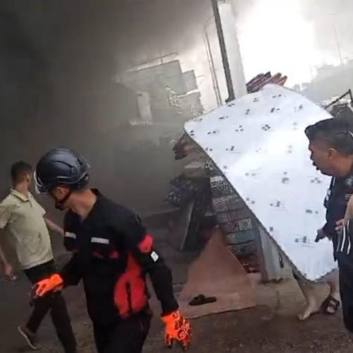 الدفاع المدني يسيطر على حريق مجمع للإسفنج بساحة عدن وينقذ أربعة عمال