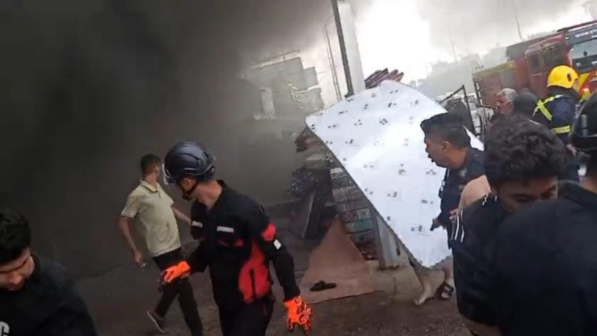 الدفاع المدني يسيطر على حريق مجمع للإسفنج بساحة عدن وينقذ أربعة عمال